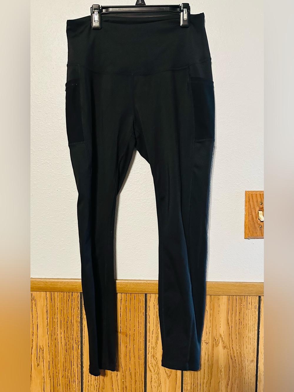 Legend women size LARGE High-Waist Athletic Leggings with Side Pockets